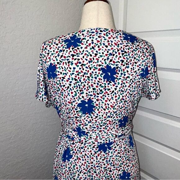 VICKYTIEL Floral Funfetti Print Split Short Sleeve Full Wrap Hi-Low Dress - Picture 4 of 15